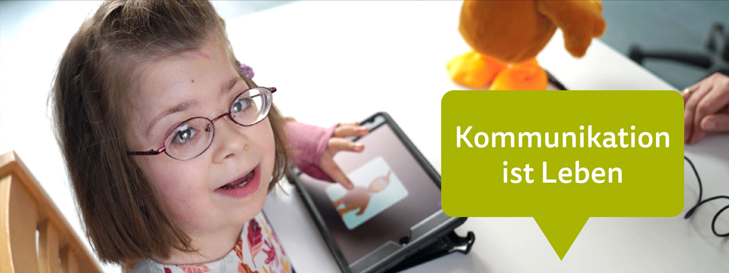 Anwenderin mit Sprachcomputer, in einer Sprechblase steht Kommunikation ist Leben