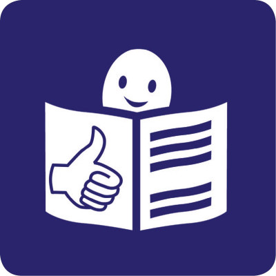 European Easy-to-Read-Logo: Das Logo ist ein dunkelblaues Viereck mit abgerundeten Ecken. Auf dem dunkelblauen Viereck ist ein Gesicht hinter einem aufgeschlagenen Heft zu erkennen. Gesicht und Heft sind weiß.
