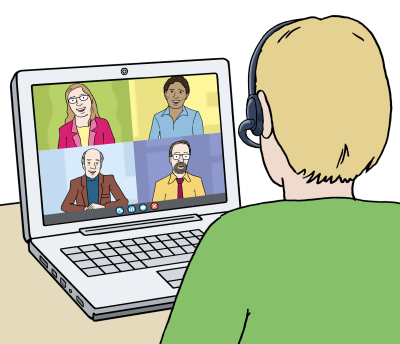 Eine Person sitzt vor einem Computer. Die Person trägt einen Kopfhörer. Auf dem Bildschirm sind 4 anderen Personen zu sehen. Das nennt man Videokonferenz.
